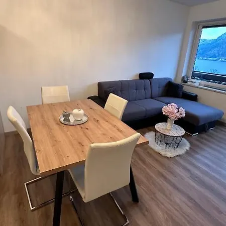 Gemuetliche Seeblickwohnung Lara 아파트